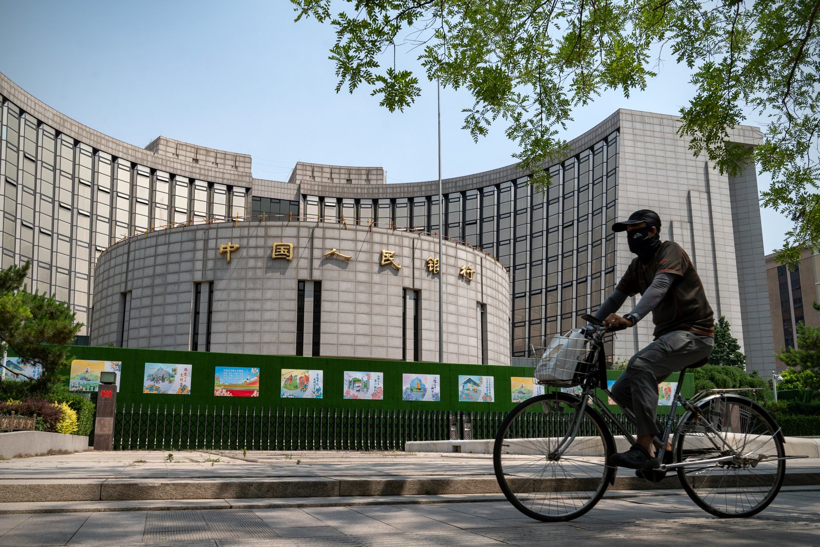 PBOC drained a net $414 million Monday, while holding its one-year policy loan rate unchanged, as the Third Plenum gets underway in Beijing. Photo: Bloomberg